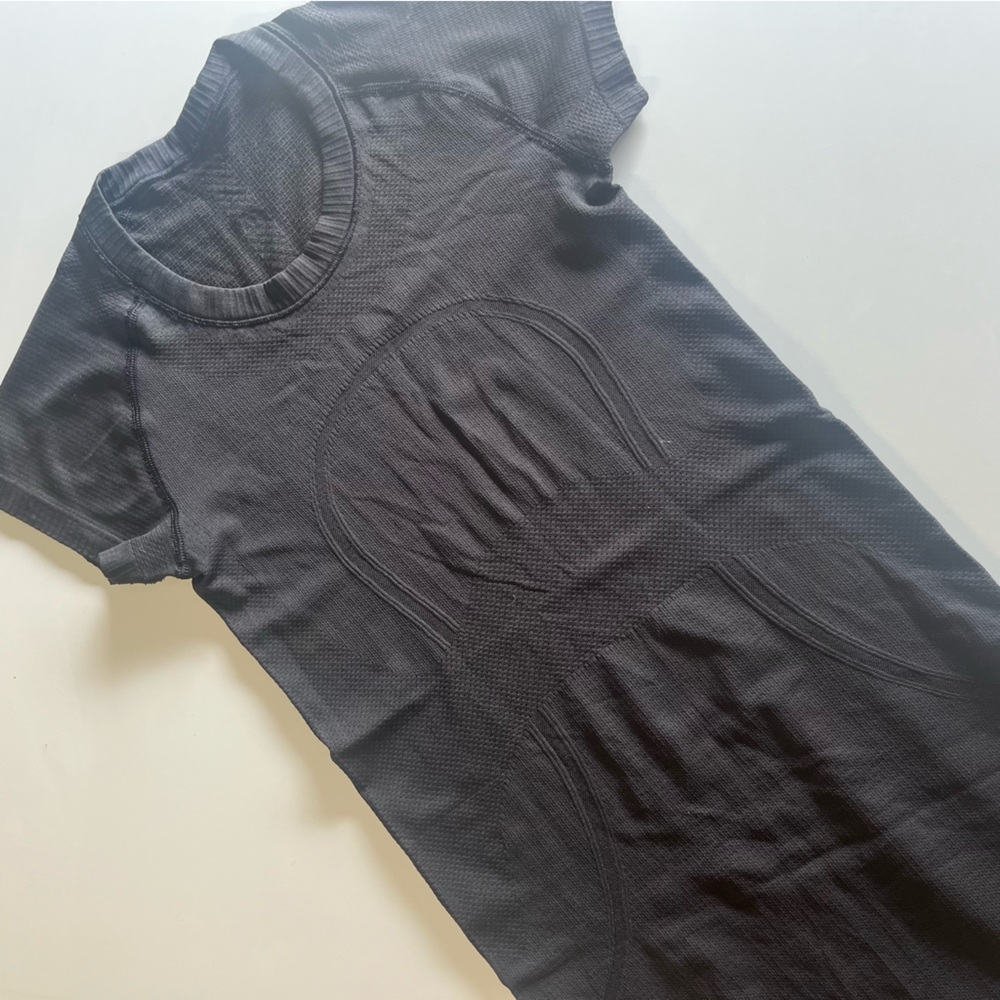 Lululemon athletic swiftie tee t-shirt size 2 black